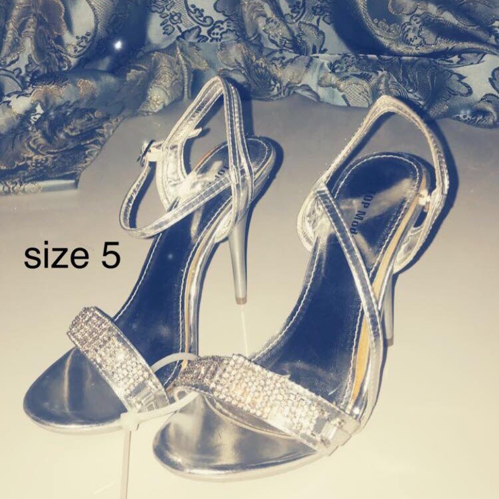 NEW!!!!! Beautiful silver , Top Moda Heels